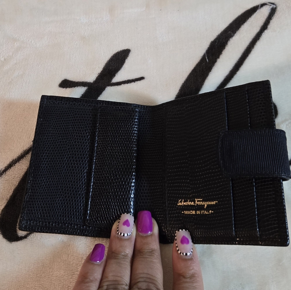 💯 Authentic Salvatore Ferragamo Dark Blue Lizard Embossed Leather Vara Compact - Picture 3 of 15